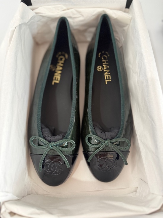 CHANEL Shoes - CHANEL GREEN CROC BALLET FLATS size 38
